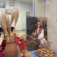 Экспозиция сувенирной продукции фольклорного центра «Русская изба» фотографии