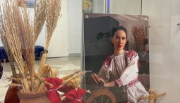 Экспозиция сувенирной продукции фольклорного центра «Русская изба»