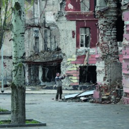Фотовыставка «СВОих не бросаем»