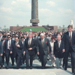 Выставка «История одного экспоната: «50-летие Победы: мемориал на Поклонной горе»