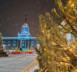 Каток на площади 1905 года в Екатеринбурге 2025