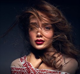 Поэтический моноспектакль Анны Егоян «Осторожно! Хрупко…»