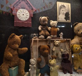 Выставка «Вековая дружба: плюшевые мишки сквозь время»